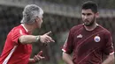 Pelatih Persija Jakarta, Ivan Kolev, berdiskusi dengan Jakhongir Abdumuminov saat latihan di Lapangan Sutasoma, Jakarta, Rabu (16/1). Ini merupakan latihan perdana yang dipimpin oleh Ivan Kolev. (Bola.com/Yoppy Renato)