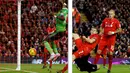 Pemain Southampton, Sadio Mane, mencetak gol balasan ke gawang Liverpool dalam laga Liga Premier Inggris di Stadion Anfield, Liverpool, Minggu (26/10/2015). (Reuters/Phil Noble)