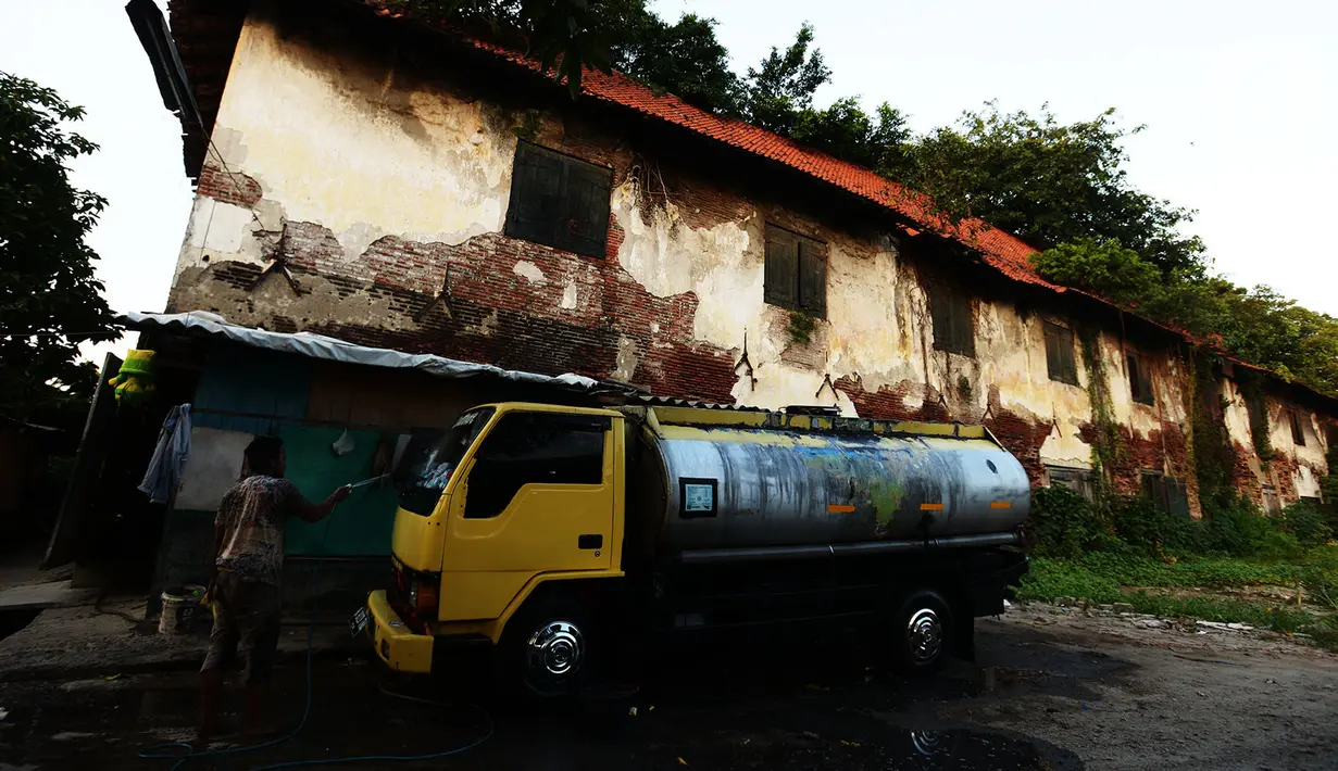 Warga mencuci truknya di Kawasan gudang "Major Massie" di Kota Tua, Jakarta, Kamis (3/9/2020). Bangunan tua yang menjadi saksi sejarah Perusahaan Dagang Belanda di Hindia Timur (VOC) ini dulunya berfungsi sebagai gudang penyimpanan logistik, pangan, dan komoditas lain. (merdeka.com/Imam Buhori)
