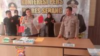 Kapolres Serang, AKBP Yudha Satria (tengah), Menunjukkan Barang Bukti Pembuangan Bayi di Kabupaten Serang, Banten. (Selasa, 27/09/2022). (Yandhi Deslatama/Liputan6.com).
