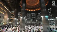 Jemaah saat menunaikan salat tarawih malam pertama Ramadan 1439 H di Masjid Istiqlal, Jakarta, Rabu (16/5). Tarawih malam pertama Ramadan 1439 H di Masjid Istiqlal dihadiri oleh ribuan jemaah. (Merdeka.com/Iqbal Nugroho)