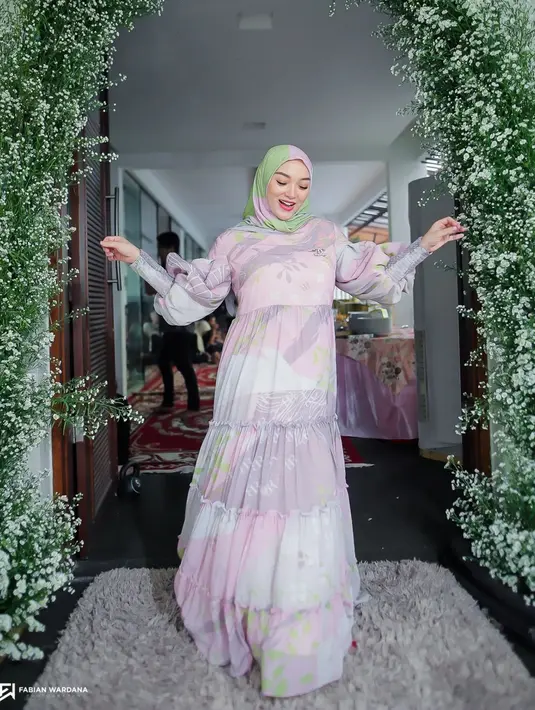 Penampilan Zaskia Gotik pasca melahirkan pun menuai sorotan. Lantaran, terbilang masih langsing dan bisa dikatakan body goals banget. Aura pedangdut yang mempopulerkan goyang itik ini juga banyak dipuji karena disebut semakin terpancar setelah melahirkan buah hati keduanya. (Liputan6.com/IG/@zaskia_gotix)