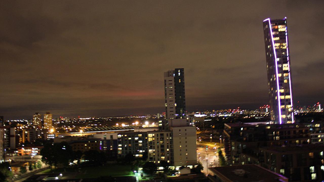 Detik-detik Cahaya Misterius Muncul di Langit Malam London