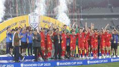Pemain Timnas Vietnam U-23 melakukan selebrasi di atas podium setelah memastikan diri menyandang gelar juara Piala AFF U-23 2025 di SUGBK, Jakarta, Selasa (29/7/2025) malam. (Bola.com/M Iqbal Ichsan)