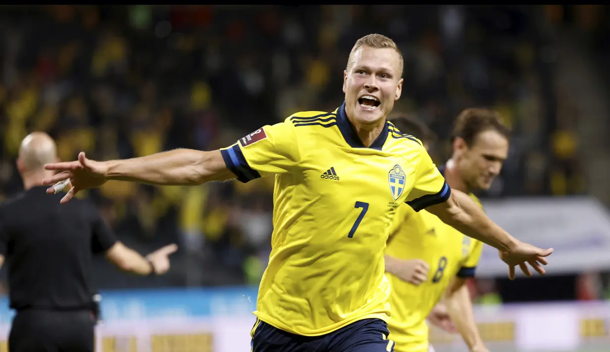 Pemain Swedia Viktor Claesson melakukan selebrasi usai mencetak gol ke gawang Spanyol pada pertandingan Grup B kualifikasi Piala Dunia 2022 di Friends Arena, Stockholm, Swedia, Kamis (2/9/2021). Swedia menang 2-1. (Nils Petter Nilsson/TT News Agency via AP)