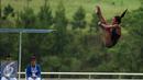 Atlet loncat indah Jawa Tengah, Dewi Setyaningsih saat beraksi pada menara loncatan individu putri PON XIX Jabar di Kolam Renaang UPI, Bandung, Jumat (23/9). Dewi meraih perunggu dengan total poin 221.90 poin. (Liputan6.com/Helmi Fithriansyah)