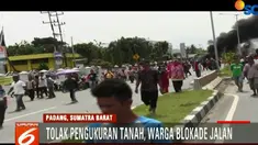 Selain memblokade jalan dan membakar ban, massa juga mengusir polisi yang datang untuk mengamankan situasi.