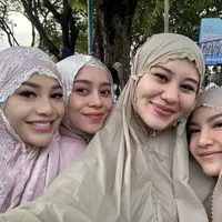 Wajah Selebritis dengan Riasan Wajah Minimalis saat Mengenakan Mukena Sholat Ied 2025. [@aaliyah.massaid]