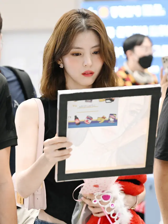 Han So Hee Kenakan Tas Dior Koleksi Terbaru. [Dior]