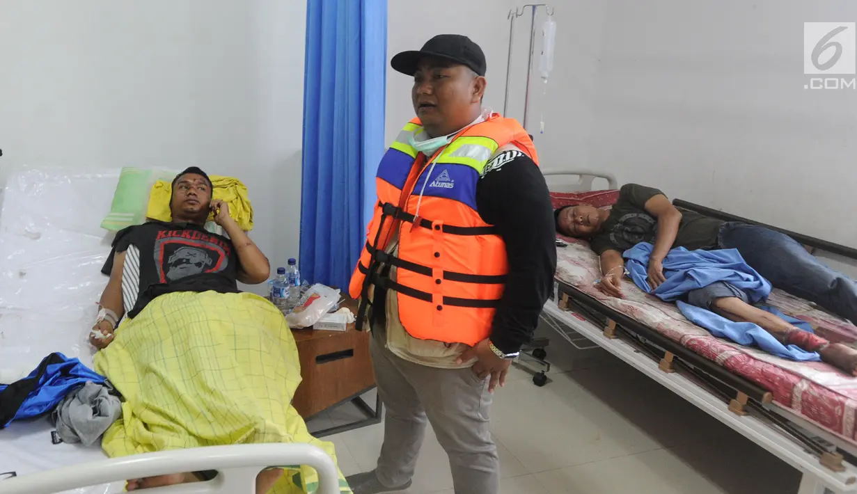 Sejumlah korban luka akibat tsunami Tanjung Lesung menjalani perawatan di Puskesmas  Panimbang, Pandeglang, Minggu (23/12). Tsunami menerjang pantai di Selat Sunda, khususnya di Pandenglang, Lampung Selatan, dan Serang. (Merdeka.com/Arie Basuki)