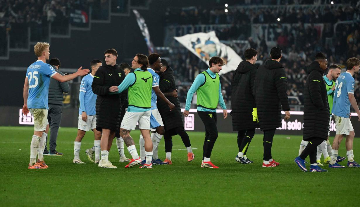 Kemenangan atas AC Milan membuat Lazio naik ke peringkat sembilan dengan raihan 40 poin. Tampak dalam foto, para pemain Lazio merayakan kemenangan setelah pertandingan pekan ke-29 Serie A Italia 2025/2026 melawan AC Milan di Olimpico Stadium, Roma, Minggu 15 Maret 2026 waktu setempat atau Senin (16/3/2026) dini hari WIB. (Alberto PIZZOLI/AFP)