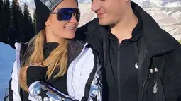 Aktor Chris Zylka berpose dengan pacarnya Paris Hilton di Pegunungan Aspen, Colorado, Amerika Serikat. Chris Zylka dan Paris Hilton telah berpacaran selama dua tahun dan mengumumkan kisah cintanya kepada publik pada Februari lalu. (Instagram/@parishilton)