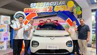 Dua Pelanggan Beruntung Bawa Pulang Mobil Listrik Wuling dari Electronic City