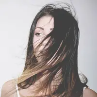 Bahan kimia pada produk smoothing dapat memecah ikatan alami rambut. Jika salah penggunaan, rambut bisa menjadi kering, rapuh, dan mudah patah. (Foto: StockSnap/Pixabay)