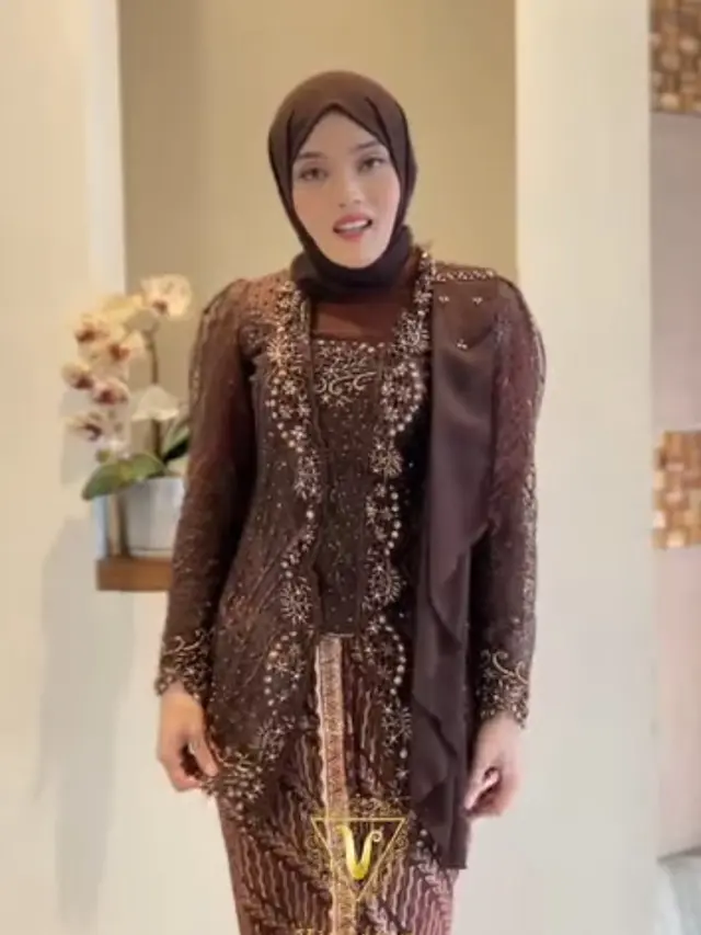 Tampilan Dua Kakak Ipar Mahalini dan Putri Delina Adik Rizky Febian saat Acara 7 Bulanan.