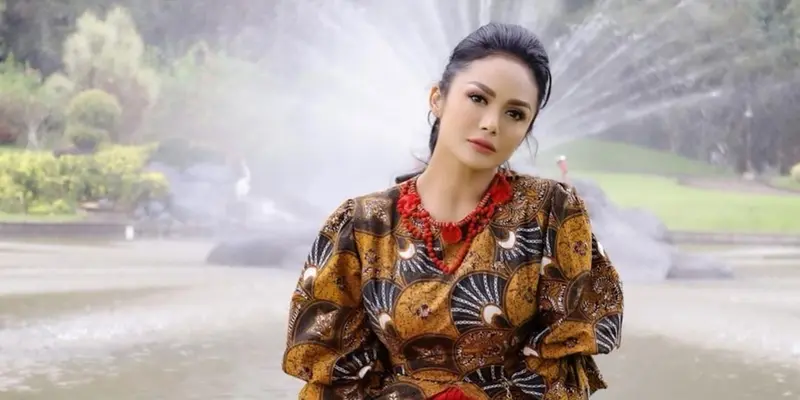 FOTO: Gaya Krisdayanti saat Menggunakan Batik, Tampil Menawan