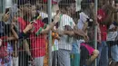 Sejumlah warga menonton latihan Timnas Indonesia di Lapangan ABC Senayan, Jakarta, Minggu (18/3/2018). Latihan ini merupakan persiapan jelang laga uji coba melawan Singapura. (Bola.com/Vitalis Yogi Trisna)