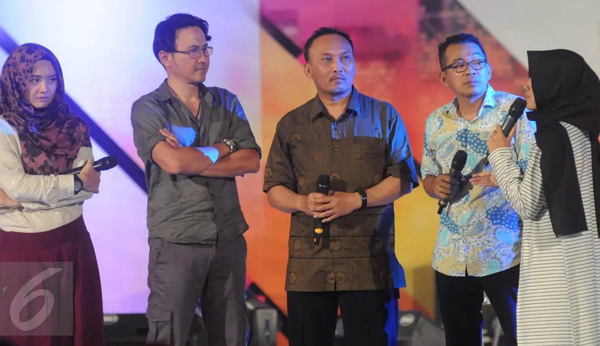 Peserta saat bertanya dengan para pemain Para Pencari Tuhan (PPT) dalam acara EGTC 2016  di Yogyakarta, Kamis (3/11). EGTC 2016 diramaikan oleh tokoh dan artis untuk memperkenalkan cara berakting di sebuah film. (Liputan6.com/Helmi Affandi)