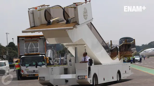 Diperlukan pesawat berbadan lebar untuk mengangkut eskalator seberat ribuan kilogram ini.