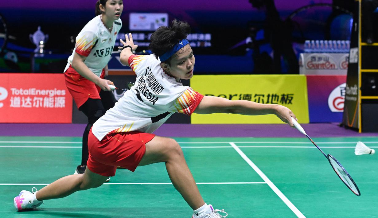 Pebulu tangkis Indonesia, Siti Fadia (kanan) saat berpasangan dengan Ribka Sugiarto berusaha mengembalikan kok ke arah pasangan China, Chen Qing Chen/Jia Yi Fan dalam laga final Piala Uber 2024 di Hi-Tech Zone Sports Centre Gymnasium, Chengdu, China, Minggu (5/5/2024). Pasangan Fiadia/Ribka kalah dengan skor 11-21, 8-21. (AFP/Wang Zhao)