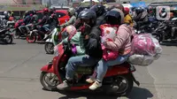 Sejumlah pemudik bersepeda motor melintas di Jalan Raya Brigadir Jenderal Darsono, Cirebon, Jawa Barat, Minggu (7/4/2024). (Liputan6.com/Herman Zakharia)