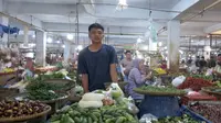 Agung Gumelar, pedagang sayuran di Pasar Tigaraksa, Tangerang. Harga pangan dan sayuran terpantau masih naik di awal 2023. Foto: Liputan6.com/Nita
