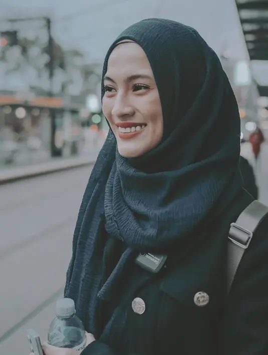 Melalui laman Instagramnya, artis dengan nama lengkap Anindya Alyssa Soebandono ini beberapa kali unggah fotonya di Melbourne saat liburan. Keterangan unggahan yang dituliskannya menggambarkan betapa rindunya Alyssa dengan kota yang pernah ditinggalinya selama berkuliah. Termasuk salah satu artis berprestasi dan peduli pendidikan, Alyssa didoakan bisa lanjut kuliah lagi. (Liputan6.com/IG/@ichasoebandono)