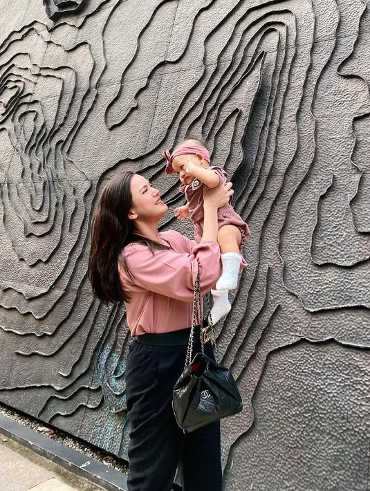 Dalam Instagramnya, Alice menceritakan kalau ia sempat mengalami demam dengan suhu tertinggi 37,5 derajat. Rasa nyeri di sekujur tubuh, disertai sakit kepala dan meriang. Namun selebihnya ia masih baik-baik saja. (Instagram/alicenorin)