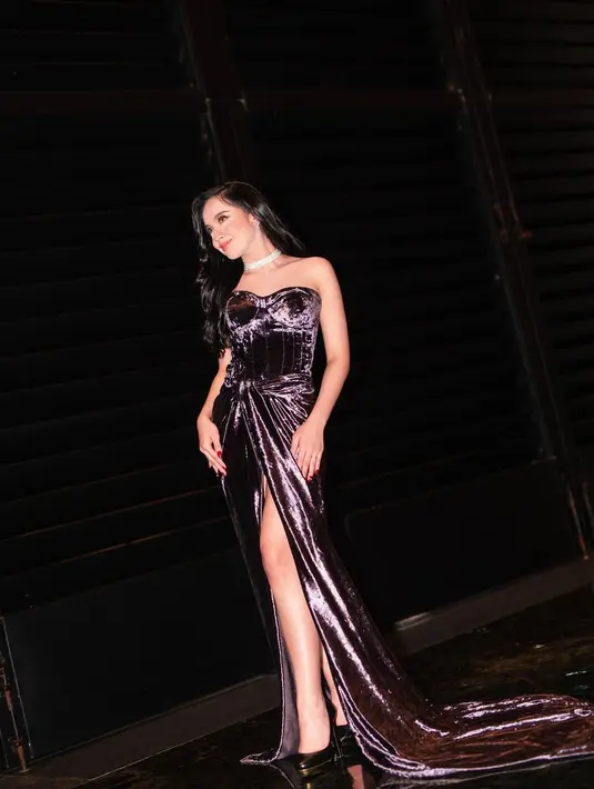 <p>Ini mungkin adalah penampilan paling dramatis yang memukau dari Lyodra Ginting. Off-the-shoulder yang dikenakan Lyodra ini memiliki warna ungu yang berkilauan dan memberikan ilusi berbeda saat terkena cahaya. Dress ini juga memiliki detail yang sangat manis seperti ikatan di bagian perut yang kemudian menyambung pada high slit untuk menambah kesan glamor. Foto: Instagram.</p>