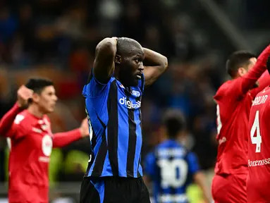 Reaksi kecewa pemain Inter Milan, Romelu Lukaku setelah laga lanjutan Liga Italia 2022/2023 melawan Monza di Giuseppe Meazza, Milan, Minggu (16/04/2023) WIB. Nerazzurri kalah dengan skor 0-1. (AFP/Gabriel Bouys)