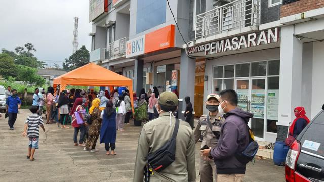 Berkerumun saat Ambil PKH di Bank, Satpol PP Depok Tertibkan Warga