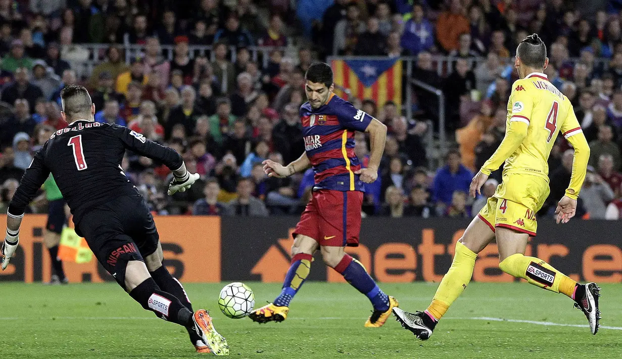 Bintang Barcelona, Luis Suarez menempati urutan keempat dengan total 21 tembakan ke arah gawang hingga pekan ke-9 La Liga santander. (EPA/Alberto Estevez)