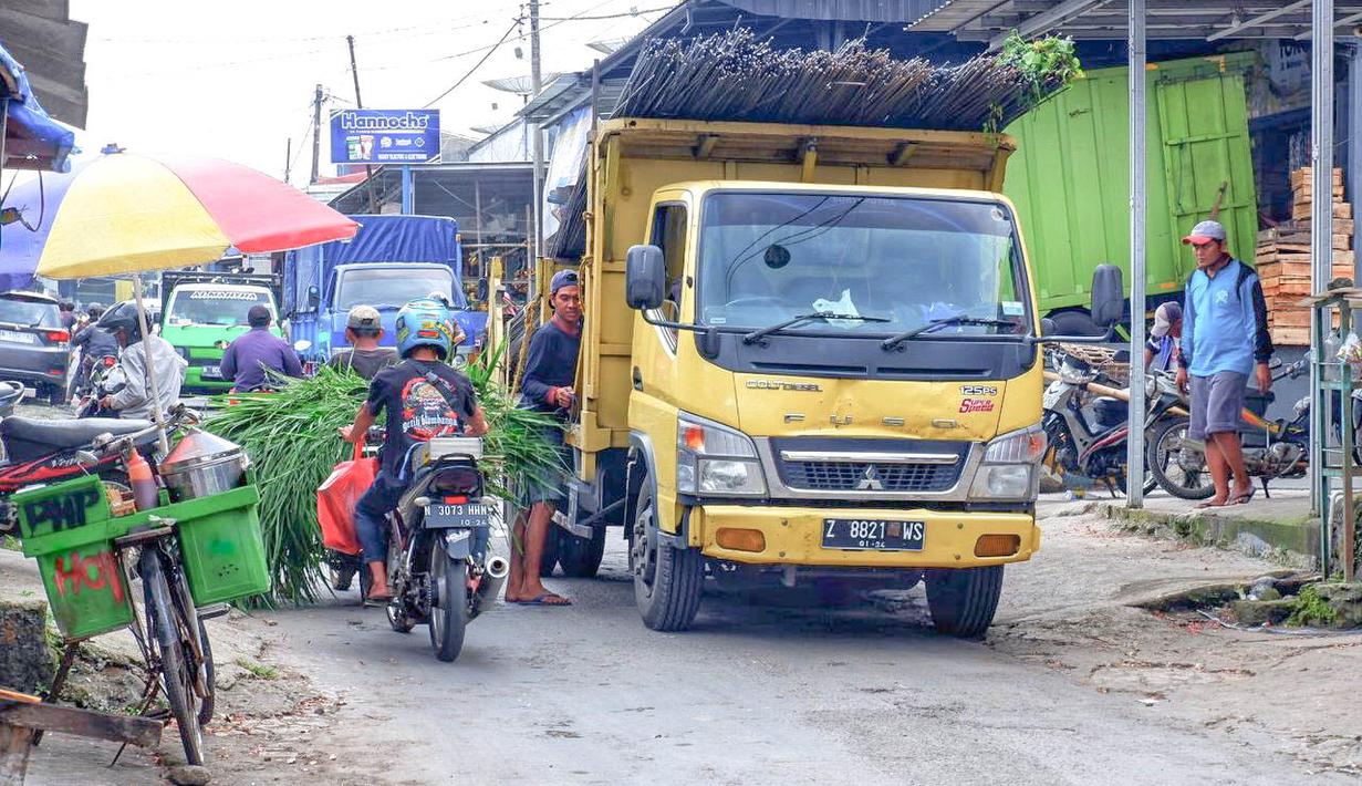 Di area Pasar Pujon, tepatnya di Desa Ngroto, Kecamatan Pujon, Kabupaten Malang truk Fuso sering ditemukan untuk mengangkut sayur, tepung, beras dan salah satunya juga untuk material bangunan.
