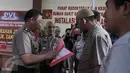 Petugas menyerahkan jenazah korban KM Zahro ke pihak keluarga di RS Polri, Jakarta, Selasa (3/1). Kelima jenazah yang diidentifikasi, M Bunyamin (43), Nazwa Sarla (11), M.Nurdin (40), Yeti Herawati (40) dan Otih Sugiarti (69). (Liputan6.com/Yoppy Renato)