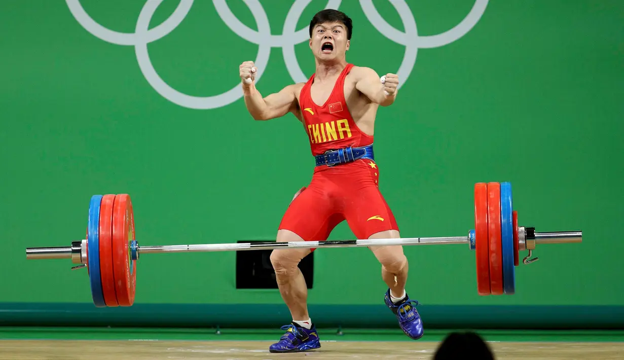 Lifter Tiongkok Long Qingquan bersorak setelah berhasil mengangkat beban pada cabang angkat besi putra selama Olimpiade Rio 2016, Minggu (7/8). Long mencetak rekornya pada cabang angkat besi kelas 56 kg dengan total angkatan 307 kg. (REUTERS/Stoyan Nenov)