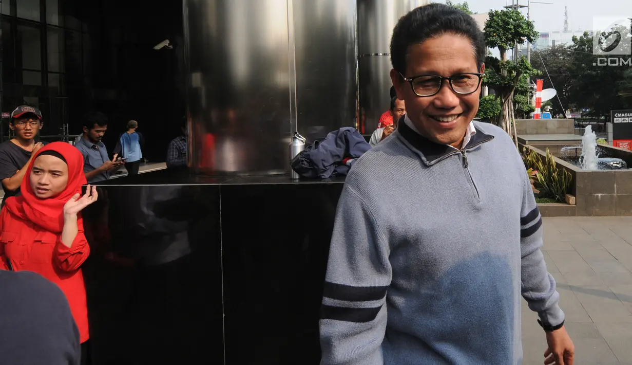 Ketua DPRD Jawa Timur, Abdul Halim Iskandar seusai pemeriksaan di Gedung KPK, Jakarta, Selasa (31/7). Kakak kandung Ketum PKB Muhaimin Iskandar itu diperiksa sebagai saksi untuk tersangka mantan Bupati Nganjuk Taufiqurrahman. (Merdeka.com/Dwi Narwoko)