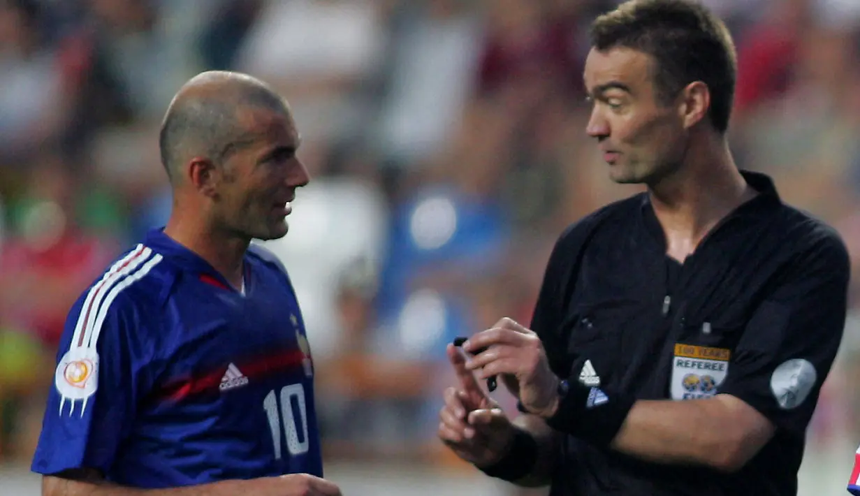 Laga-laga besar yang pernah ia pimpin adalah Semifinal Piala Dunia 2002 dan juga Final Liga Champions Eropa 2004. Kim Milton Nielsen gantung sepatu menjadi wasit pada tahun 2006 di usia ke-45 tahun setelah memimpin laga terakhirnya di Liga Denmark. (Foto: AFP/Adrian Dennis)