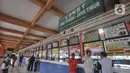 Calon penumpang membeli tiket bus AKAP di Terminal Kampung Rambutan, Jakarta, Senin (18/4/2022). Kepala Terminal Kampung Rambutan Yulza Romadhoni memprediksi harga tiket bus AKAP akan mengalami kenaikan 50 hingga 100 persen dari harga normal yang terjadi H-7 Lebaran. (merdeka.com/Iqbal S. Nugroho)