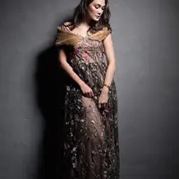 Luna Maya pose pakai dress floral. (Instagram/Luna Maya)