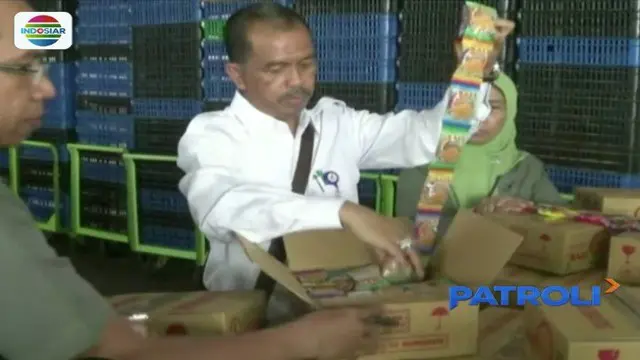Petugas gerebek pabrik roti di Surabaya, yang mengantongi izin terakhir pada tahun 1992 silam. Produk makanan tersebut juga kini tengah diperiksa untuk menguji kandungan yang ada dalam roti.