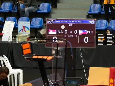 Papan skor nomor beregu sepak takraw putri dalam SEA GAMES 2017 di Titiwangsa Indoor Stadium, Kuala Lumpur, Senin (21/8). Timnas sepak takraw putri Indonesia kembali melakukan walk out (WO) pada laga melawan Filipina. (Liputan6.com/Faizal Fanani)
