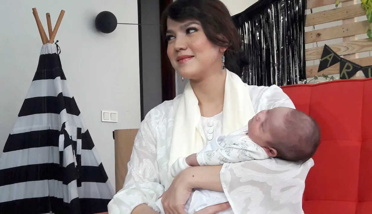 Seperti akikah pada umumnya, baby Alita Naora Lawi pun melewati proses pencukuran sebagian rambutnya yang katanya menjadi tradisi pada acara akikah. Selain keluarga dan para sahabat, turut hadir juga beberapa anak yatim saat itu. (Nurwahyunan/Bintang.com)