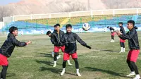 Para pemain Timnas Vietnam U-20 berlatih di Fergana, Uzbekistan jelang laga perdana melawan Timnas Australia U-20 pada Piala Asia U-20 2023, Rabu (1/3/2/2023). (Dok. VFF)