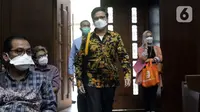 Terdakwa dugaan korupsi pengadaan tanah di Munjul, Jakarta Timur yang juga Mantan Dirut PPSJ, Yoory C Pinontoan bersiap menjalani sidang pembacaan tuntutan, Pengadilan Tipikor Jakarta, Kamis (10/2/2022). Yoory dituntut 6 tahun 8 bulan penjara dan denda Rp 1 miliar. (Liputan6.com/Helmi Fithriansyah)