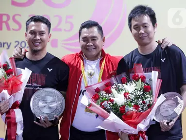 Mohammad Ahsan (kiri) dan Hendra Setiawan bersama Ketua Umum Persatuan Bulutangkis Seluruh Indonesia (PBSI) Muhammad Fadil Imran (tengah) saat gelaran Moment of Honor The Daddies di Istora Gelora Bung Karno, Senayan, Jakarta, Minggu (26/1/2025). (Liputan6.com/Herman Zakharia)