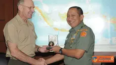 Citizen6, Cilangkap: Kasum TNI Letjen TNI J. Suryo Prabowo menyerahkan cinderamata kepada Commander US Marine Corps Forces Pacific, Liutenant General Duane D. Thiessen. (Pengirim: Badarudin Bakri)