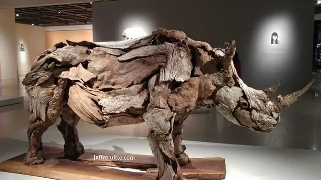 Patung dari kayu bekas