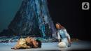 Pemain mempertunjukkan teater yang menggabungkan film, dance, dan lagu berjudul Planet Sebuah Lament di Teater Jakarta, TIM, Jakarta, Kamis (16/1/2020). Teater yang didukung Bakti Budaya Djarum Foundation akan ditampilkan hingga 18 Januari 2020. (Liputan6.com/Fery Pradolo)