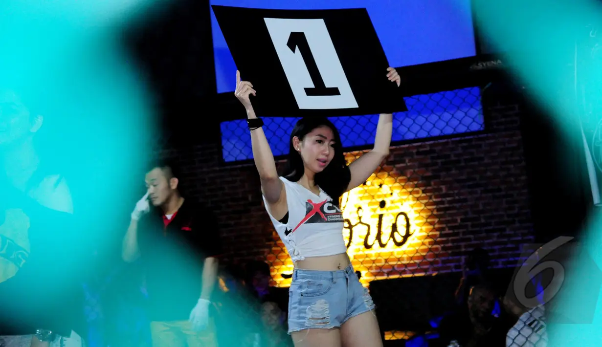 Perempuan berparas manis mewarnai gelaran XXC Championship 2015 yang dihelat di Embrio Markas Cafe, Jakarta, Minggu (12/04/15). XCC Championship 2015 salah satu olah raga bela diri MMA (Mixed Matrial Arts). (Liputan6.com/Faisal R Syam)