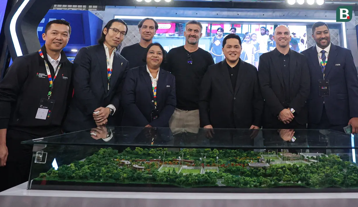 Menpora Erick Thohir (ketiga dari kanan) berfoto bersama para legenda Liga Italia, Esteban Cambiasso, Christian Panucci dan Alessandro Nesta di booth FIFA yang berada pada acara Indonesia Sports Summit 2025 (ISS 2025) resmi digelar di Indonesia Arena, Senayan, Jakarta pada Sabtu (6/12/2025).
